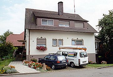 Die Parkplätze vor dem Haus